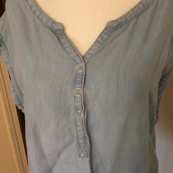 Gap sleeveless chambray top - Picture 2 of 5